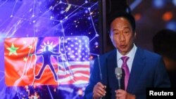 已表态争取国民党征召台湾总统参选人的鸿海集团创办人郭台铭2023年4月18日召开记者会。（路透社）