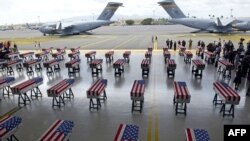Peti-peti berselimut bendera Amerika berisi kerangka manusia yang dipercaya merupakan tentara AS yang dipulangkan dari Korea Utara disambut dengan upacara di Pangkalan Militer Bersama Pearl Harbor-Hickam, Honolulu, Hawaii, 1 Agustus 2018. 