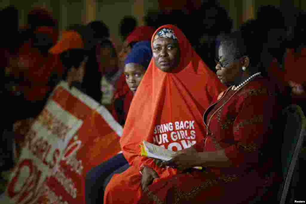 Shugabar tawagar rajin kwato 'yan matan chibok Oby Ezekwesili da matai makiyar ta Aisha Yesufu, a ziyarar da suka kai fadar shugaban kasa ranar Alhamis Abuja, Najeriya, Janairu 14, 2016.