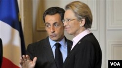 Presiden Perancis Nicolas Sarkozy berbicara dengan Menlu Michele Alliot-Marie di istana Elysee, Paris (foto: dok.).