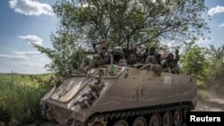 Ukrajinski vojnici voze oklopni transporter M113 u blizini linije fronta kod grada Bahmuta, Ukrajina, 9. jun, 2023. (Foto: REUTERS/Viacheslav Ratynskyi)