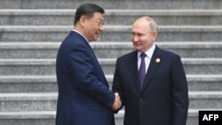 Rossiya Prezidenti Vladimir Putin (o'ngda) va Xitoy rahbari Si Zinpin Pekindagi Tyananmen maydonidagi Xalq majlislari zali oldida, 2024-yil, 16-may.