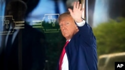 Donald Trump devrait quitter son gratte-ciel de la mythique Cinquième avenue en fin de matinée mardi.