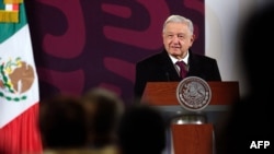 ARCHIVO - Esta imagen publicada por la Presidencia mexicana muestra al presidente de México, Andrés Manuel López Obrador, hablando durante una conferencia de prensa en el Palacio Nacional en la Ciudad de México el 29 de enero de 2024.