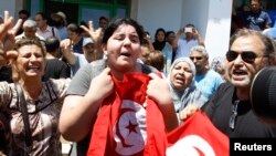 Balkis (tengah), puteri Mohamed Brahmi, tokoh oposisi Tunisia yang dibunuh, menangisi kematian ayahnya di Tunis (25/7). 