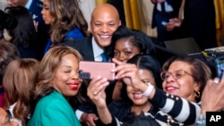 ARCHIVO - El gobernador de Maryland, Wes Moore, se toma una foto con invitados en una recepción en reconocimiento del Mes de la Historia Negra en el Salón Este de la Casa Blanca en Washington, el 6 de febrero de 2024.