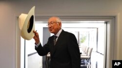 EE. UU. y México negocian visados para los agentes de la DEA. Foto: El embajador de EE. UU. en México, Ken Salazar, se despide después de hablar sobre las negociaciones en curso entre ambas naciones, en la Ciudad de México, el martes 9 de noviembre de 2021. (AP Foto/Marco Ugarte)