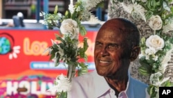 Una corona decorada con un retrato del artista Harry Belafonte en su estrella en el Paseo de la Fama de Hollywood, en Los Ángeles, el martes 25 de abril de 2023. Belafonte, el gigante de los derechos civiles y el entretenimiento que comenzó como actor y cantante innovador y se convirtió en activista, humanitario y conciencia del mundo murió a los 96 años. (Foto AP/Damian Dovarganes)