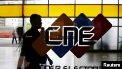 El logo del Consejo Nacional Electoral (CNE) se muestra en su sede en Caracas, en Caracas, Venezuela el 14 de mayo de 2018.