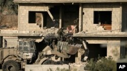 Fuerzas israelíes retiran el cuerpo de un hombre abatido en un operativo en Qabatiya, Margen Occidental, el 13 de junio del 2024.