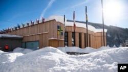 El centro de congresos, sede del Foro Económico Mundial, cubierto de nieve en Davos, Suiza, el martes 15 de enero de 2019. El Foro Económico Mundial se llevará a cabo en Davos desde el 22 de enero de 2019 hasta el 25 de enero de 2019. (Gian Ehrenzeller / Keystone a través de AP)