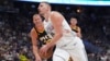 Nikola Jokić u prodoru na utakmici protiv Finiksa, 7. marta 2025. (Foto: AP/David Zalubowski)