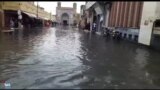 براثر وقوع سیل «بازار وکیل» در شهر شیراز دچار آب‌گرفتگی شد