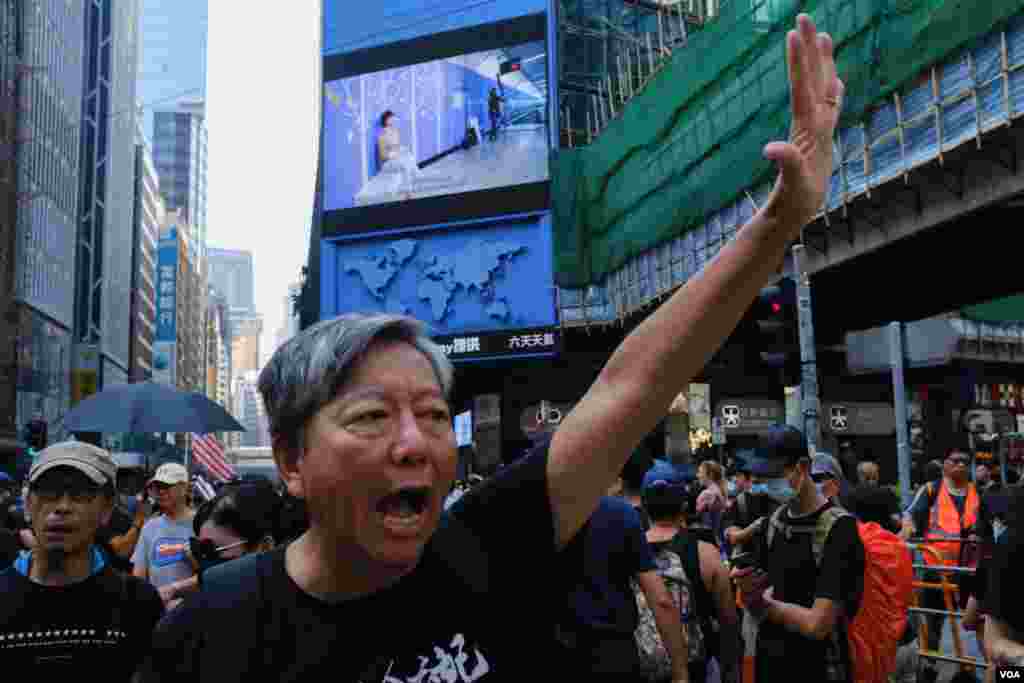十一游行的组织者之一李卓人张开手掌(代表五大诉求),振臂高呼“五大诉求、缺一不可”。 (2019年10月1日)