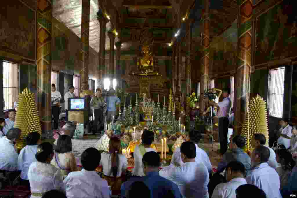 មន្ត្រីរាជការក្រុងភ្នំពេញមួយក្រុម ថ្វាយបង្គំព្រះក្នុងពេលពិធីទទួលទេវតាឆ្នាំថ្មី។
