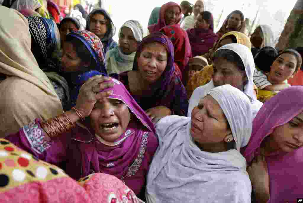 Mata A Pakistan Na Juyayin Rasuwar 'Yan Uwan Su, Maris 28, 2016. 