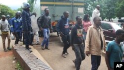 FILE: Ababotshwa betshengisela emigwaqweni eZimbabwe ngomnyaka ka2019