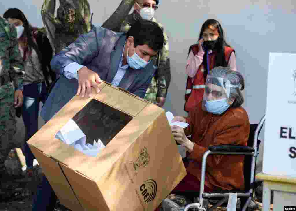 El candidato presidencial de Ecuador, Andrés Arauz, ayuda a su abuela Flor Cervina Galarza Saltos, de 106 años, a emitir su voto en las elecciones presidenciales, en Quito, Ecuador, el 7 de febrero de 2021.