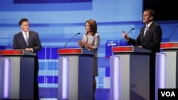El ex gobernador de Massachusetts, Mitt Romney observa la discusión entre Michele Bachmann y Tim Pawlenty durante el debate.