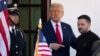 Predsjednik SAD Donad Trump i predsjednik Ukrajine Volodimir Zelenski, ispred ulaza u Bijelu kuću, 28. februara 2025.