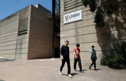 Mahasiswa berjalan di sekitar kampus University of New South Wales, Sydney, Australia, 1 Desember 2020.