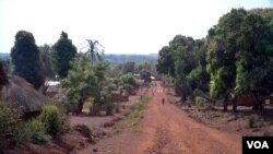 Des habitants de Zemio, dans le sud-est de la Centrafrique, risquent à tout moment des attaques des membres de la LRA. (VOA/Z. Baddorf)