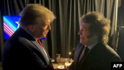 Imagen publicada por la Presidencia de Argentina muestra al presidente Javier Milei y al expresidente de EEUU, Donald Trump dándose la mano en la reunión anual de la Conferencia de Acción Política Conservadora (CPAC) el 24 de febrero de 2024.