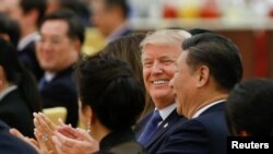 Presiden Donald Trump dan Presiden China Xi Jinping menghadiri jamuan makan malam kenegaraan di Balai Besar Rakyat di Beijing, China, 9 November 2017.