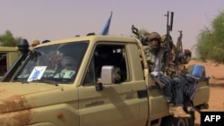 Des combattants d’un groupe armé patrouillent à bord d’un véhicule à Kidal, Mali, 13 juillet 2016.