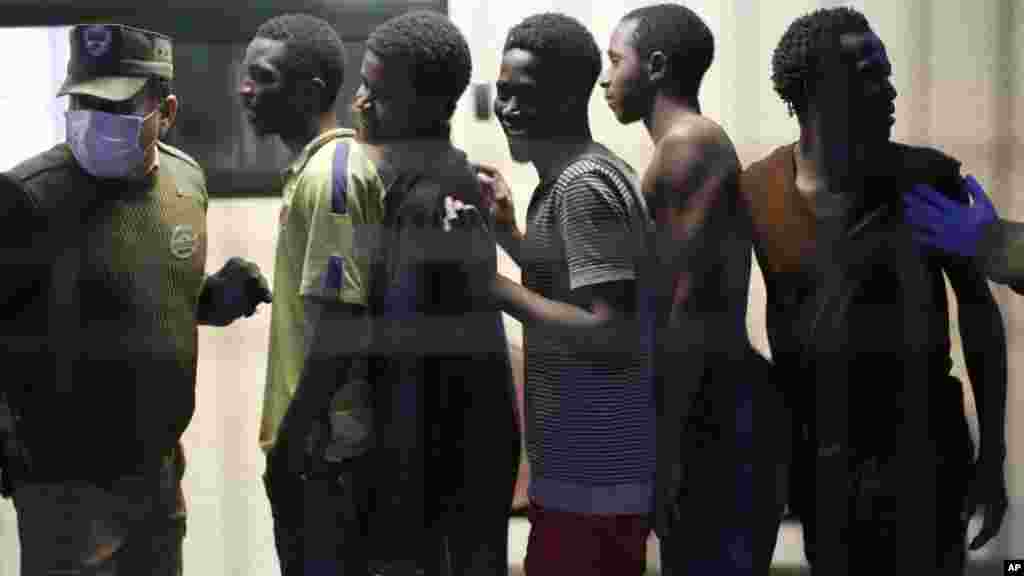 Les migrants font la queue à côté d'un centre d'accueil de Ceuta, le 17 février 2017.