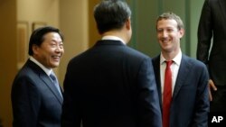 中国国家主席习近平访问美国华盛顿州期间与脸书公司创始人扎克伯格交谈，中国互联网大总管鲁炜在一旁笑脸相陪。（2015年9月23日）