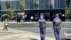 元朗7-21事件首宗”非白衣人”暴動案，2月27日在灣仔區域法院判刑，警方在法院大樓外加派警力佈防。(美國之音照片)