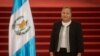 Maria Consuelo Porras Argueta levanta la mano para jurar como fiscal general en Ciudad de Guatemala el miércoles 16 de mayo de 2018.