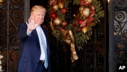 Le président élu Donald Trump fait signe aux journalistes à Palm Beach, en Floride, le 28 décembre 2016.