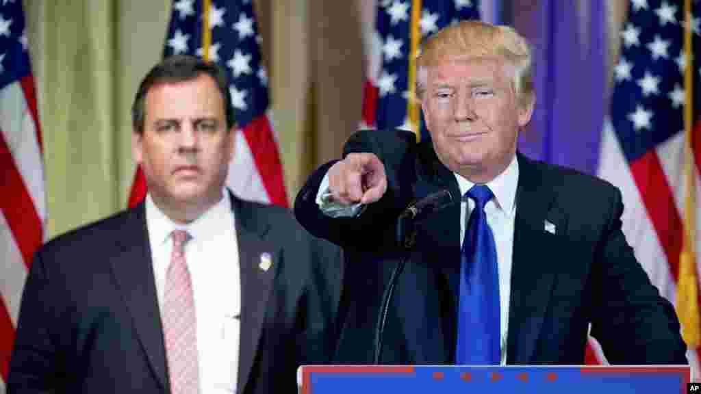 Donald Trump, accompagné du gouverneur du New Jersey Chris Christie, à gauche, lors d'une conférence de presse, à la soirée du Super mardi à The Mar-A-Lago Club de Palm beach, Flrida, 1er mars 2016.