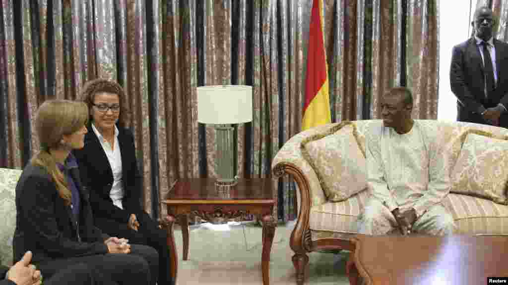 Jakadiyar Amurka a MDD Samantha Power da Shugaban kasar Guinea Alpha Conde, Oktoba 26, 2014.