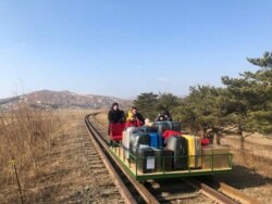 지난 2월 북한에 주재하던 러시아 외교관이 가족과 함께 수레를 타고 러시아로 귀국하고 있다.