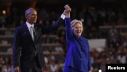 Američki predsednik Barak Obama i demokratska predsednička kandidatkinja Hilari Klinton na Demokratskoj nacionalnoj konvenciji, 27. jul 2016. 