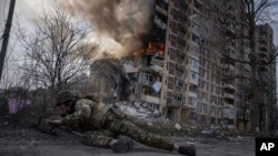 Ukrajinski vojnik u zaklonu tokom ruskog bombardovanja Avdejevke, 17. marta 2023.
