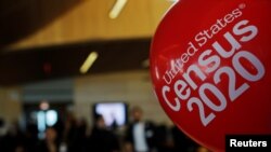 Balon-balon menghiasi sebuah perhelatan untuk aktivitis masyarakat dan para tokoh pemerintah daerah untuk menandai satu tahun peluncuran upaya Sensus 2020 di Boston, Massachusetts, 1 April 2019 (foto: Reuters/Brian Snyder)
