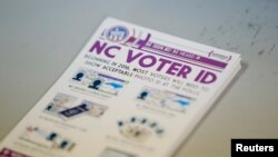 "L'Etat de Caroline du Nord a adopté en 2013 une loi ...obligeant les électeurs à présenter un certain type de photo d'identité".