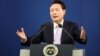 ARCHIVO - El presidente surcoreano, Yoon Suk Yeol, responde una pregunta en la Oficina Presidencial en Seúl, Corea del Sur, el 7 de noviembre de 2024. 