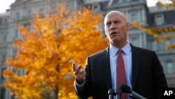 ARCHIVO - Marc Short, principal asistente del vicepresidente Mike Pence, habla con la prensa afuera de la Casa Blanca, el 19 de noviembre de 2019. AP/Patrick Semansky.