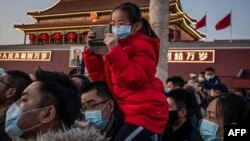 北京天安門前戴著口罩的遊人。（2020年1月23日） 