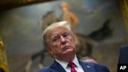 El presidente de EE.UU., Donald Trump, perdonó este viernes a tres oficiales del ejército y la marina acusados de asesinatos en Irak y Afganistán.