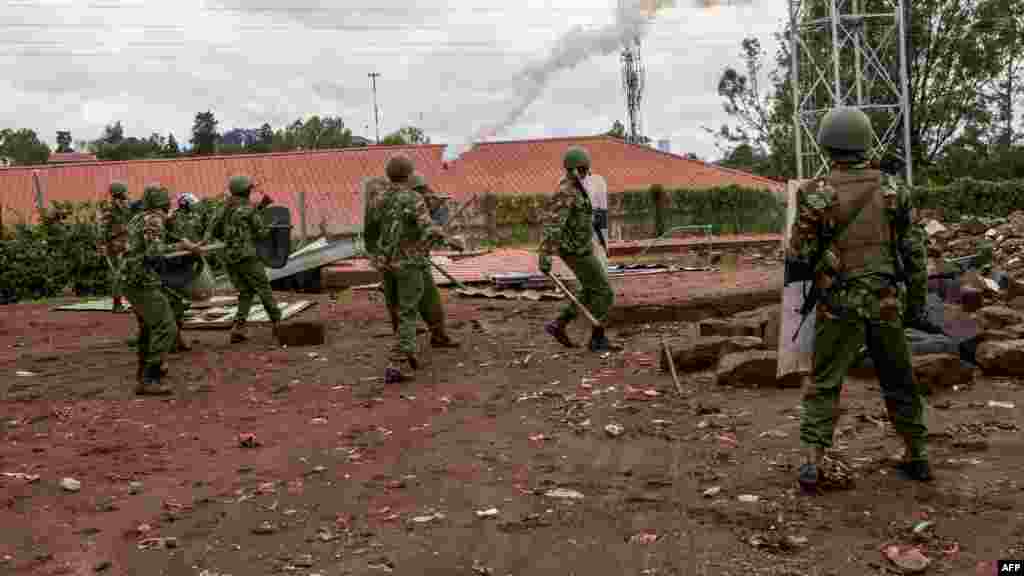 La police kényane lance des gaz lacrymogènes contre les partisans de la coalition du Super Alliance nationale (NASA) lors d'affrontements à Kibera, à Nairobi, le 26 octobre 201.