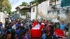 Bajo pandemia y recesión, Santa Claus reparte desde pan hasta ropa a niños en zona de Venezuela
