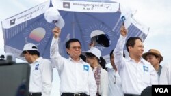 FILE: President of the Cambodia National Rescue Party (CNRP) Kem Sokha, and other leaders, during the first day of election campaign, in Phnom Penh, May 20, 2017. (Khan Sokummono/VOA Khmer)