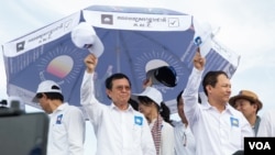FILE-​President of the Cambodia National Rescue Party (CNRP) Kem Sokha, and other leaders, in first day election campaign, in Phnom Penh, May 20, 2017. (Khan Sokummono/VOA Khmer)