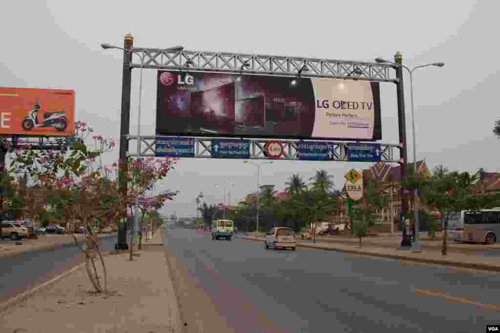 សៀមរាបមានសភាពធម្មតានៅព្រឹកថ្ងៃសុក្រ ទី២០ ខែមីនា ឆ្នាំ២០១៥នេះ ថ្វីបើនៅត្រឹមប្រមាណ១២ម៉ោងប៉ុណ្ណោះមុនការអញ្ជើញមកដល់នៃលោកស្រី Michelle Obama ដែលលោកស្រីនឹងក្លាយជាភរិយានៃប្រធានាធិបតីសហរដ្ឋអាមេរិកកំពុងកាន់តំណែងដំបូងដែលមកទស្សនកិច្ចប្រទេសកម្ពុជា។ (នៅ ពៅលក្ខិណា/VOA)